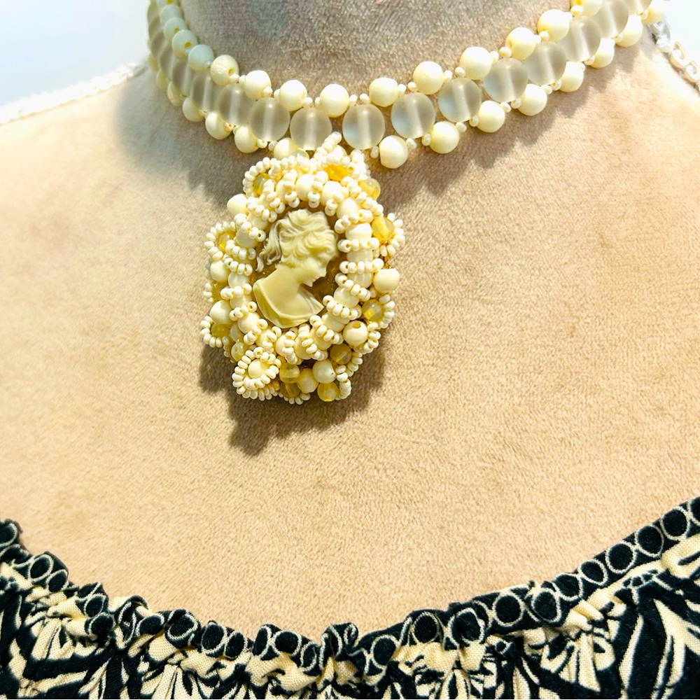 VINTAGE Style Cameo Beaded Chocker Necklace